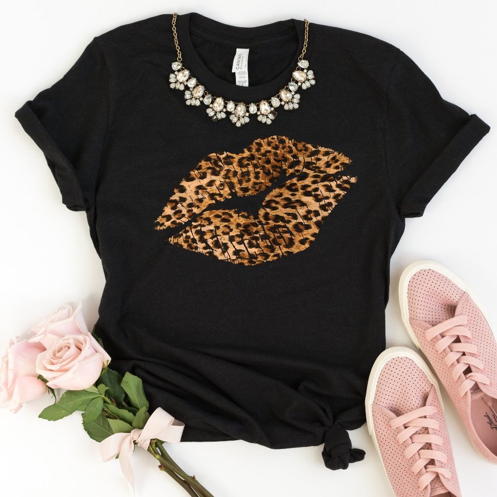 Cheetah Leopard Print Lips graphic T-shirt NEW